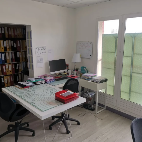Bureau privé 20 m² 4 postes Location bureau Rue de Genève La Courneuve 93120 - photo 3