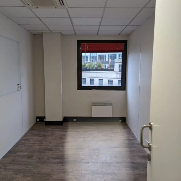 Bureau privé 15 m² 3 postes Location bureau Allée Jean Prouvé Clichy 92110 - photo 6
