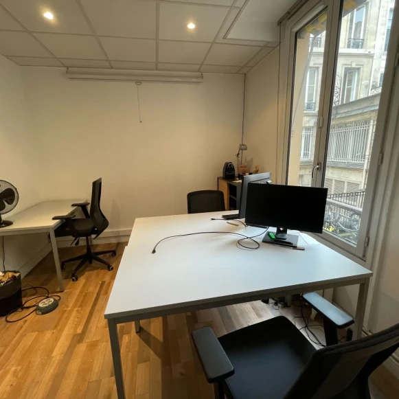 Bureau privé 8 m² 3 postes Location bureau Rue Saint-Lazare Paris 75009 - photo 2