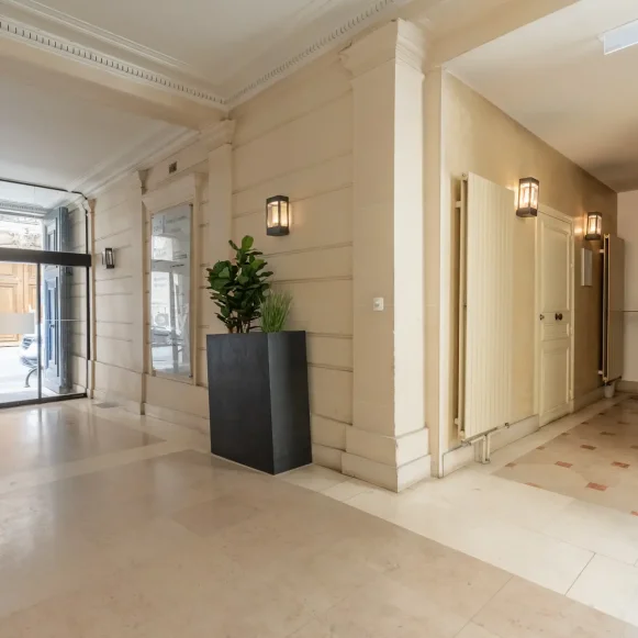Bureau privé 12 m² 2 postes Location bureau Rue Cambon Paris 75001 - photo 5