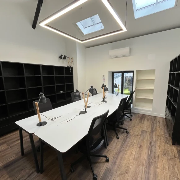 Bureau privé 25 m² 6 postes Coworking Rue de Tocqueville Paris 75017 - photo 1