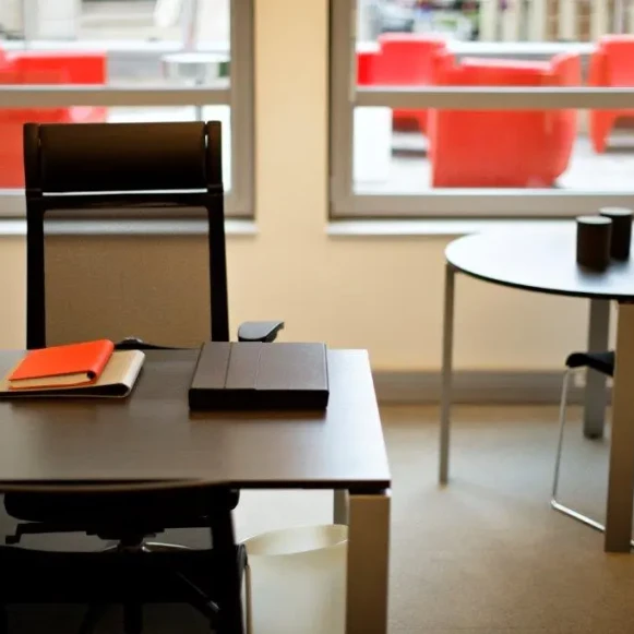 Bureau privé 18 m² 6 postes Location bureau Rue Quentin-Bauchart Paris 75008 - photo 1