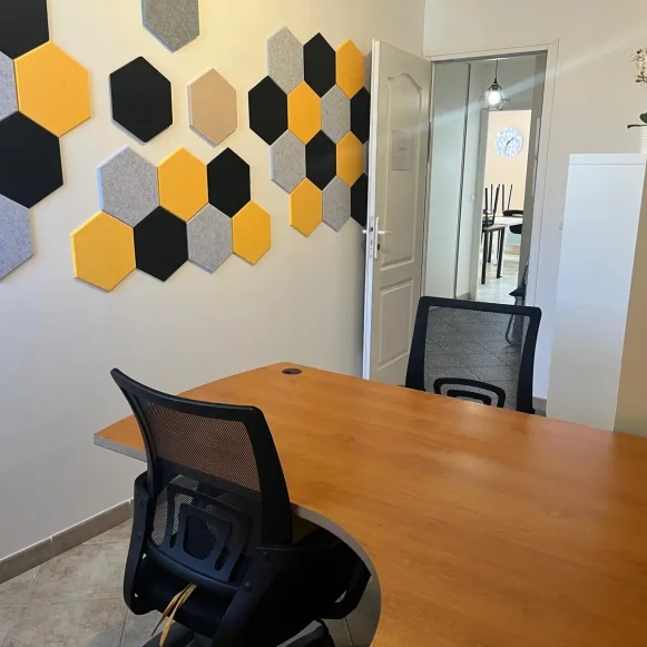 Bureau privé 9 m² 1 poste Coworking Rue des Poilus Saint-Maximin-la-Sainte-Baume 83470 - photo 1