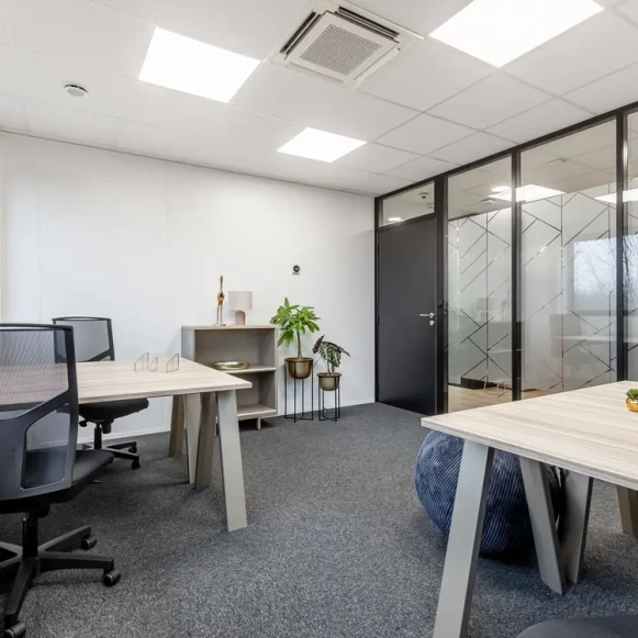 Bureau privé 18 m² 4 postes Coworking Rue Blaise Pascal Élancourt 78990 - photo 2