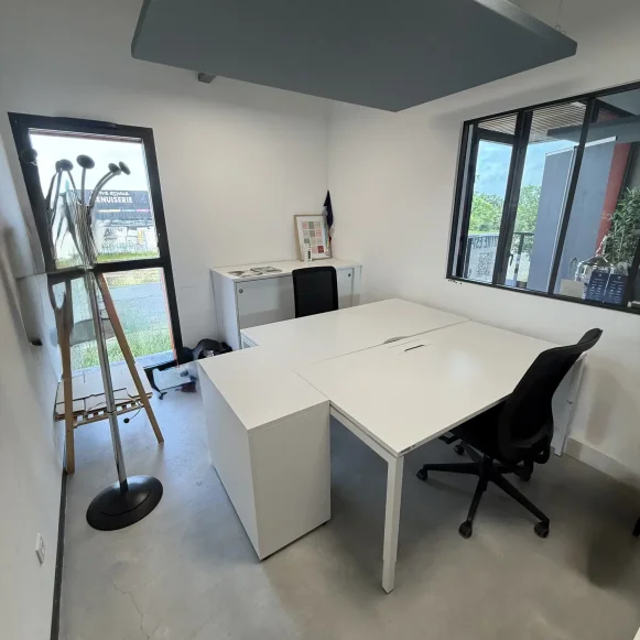 Bureau privé 13 m² 2 postes Coworking Allée Alexander Bell Noyal-Châtillon-sur-Seiche 35230 - photo 2