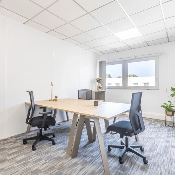 Bureau privé 17 m² 3 postes Coworking Avenue Léonard de Vinci Pessac 33600 - photo 1