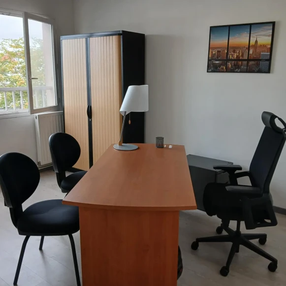 Bureau privé 14 m² 2 postes Location bureau Rue de Genève La Courneuve 93120 - photo 1