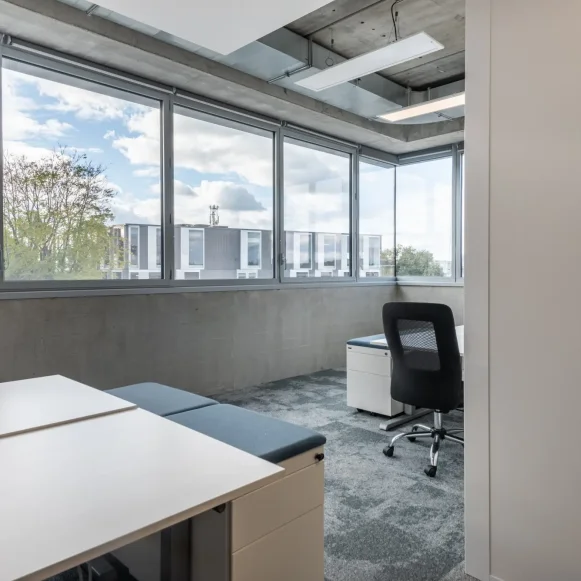 Bureau privé 30 m² 4 postes Coworking Allée Clémentine Deman Lille 59000 - photo 1