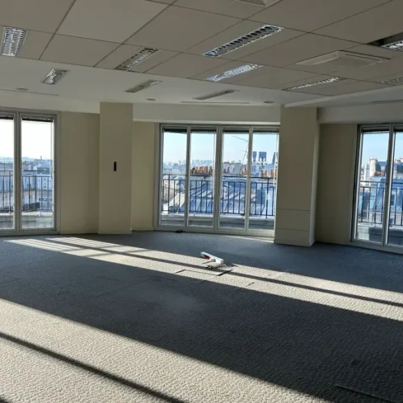 Bureau privé 17 m² 4 postes Coworking Rue de Sofia Paris 75018 - photo 2