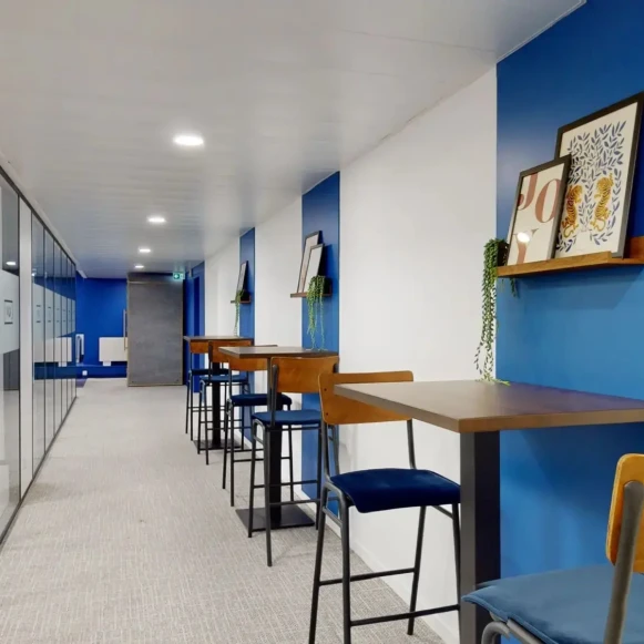 Bureau privé 10 m² 3 postes Coworking Rue Royale Saint-Cloud 92210 - photo 1