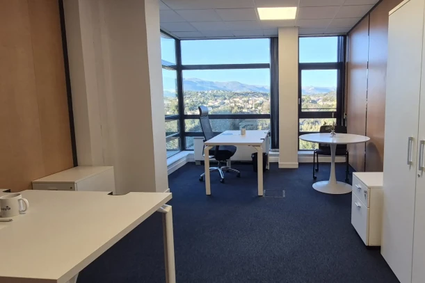 Bureau privé - 06906 - 3 postes - 800€