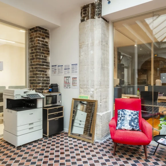 Bureau privé 20 m² 8 postes Coworking Rue Saint-Antoine Paris 75004 - photo 6