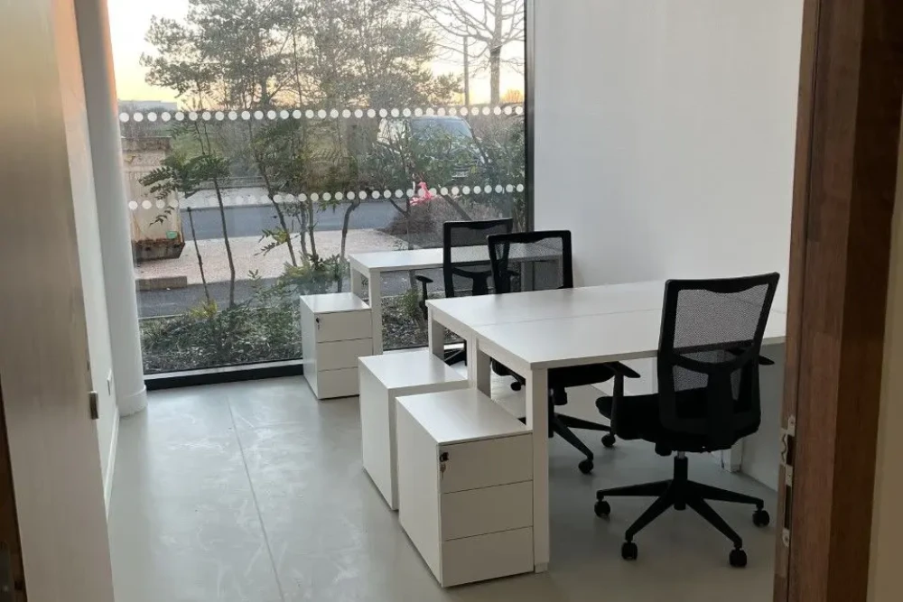 Bureau privé - 86360 - 3 postes - 922€