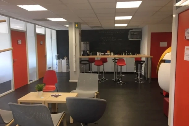 Bureau privé - 13290 - 3 postes - 900€