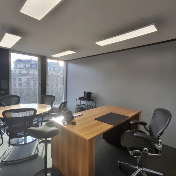 Bureau privé 22 m² 4 postes Coworking Avenue des Champs-Élysées Paris 75008 - photo 3