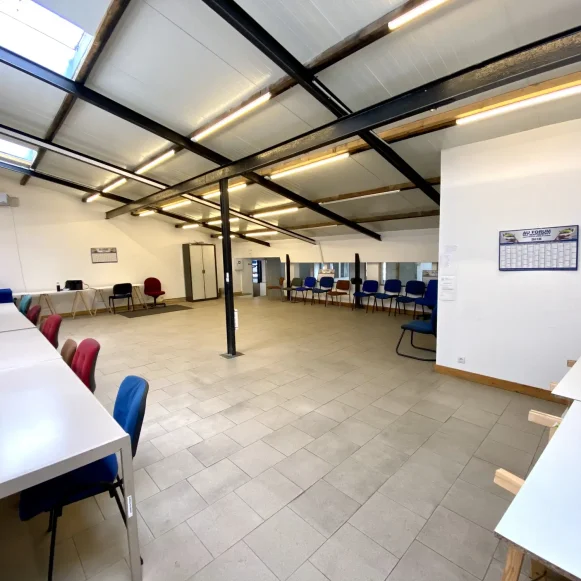 Espace indépendant 260 m² 50 postes Location bureau Rue de Stalingrad Montreuil 93100 - photo 2