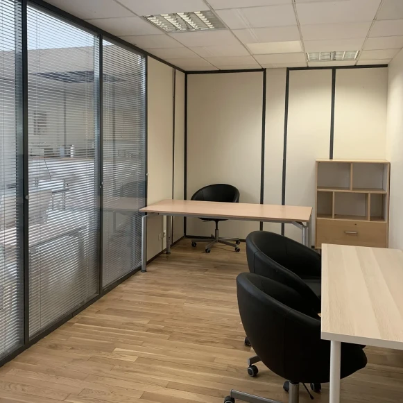 Bureau privé 14 m² 4 postes Coworking Place Jules Ferry Montrouge 92120 - photo 3