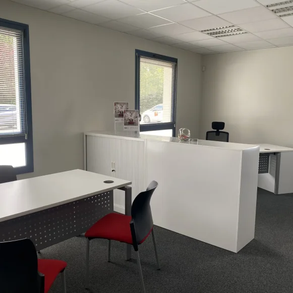 Bureau privé 32 m² 4 postes Coworking Rue Xavier Bichat Le Mans 72000 - photo 1