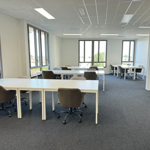 Open Space  24 postes Coworking Rue Ferdinand Buisson Bègles 33130 - photo 5