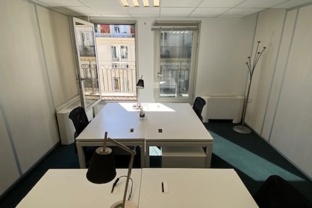 Bureau privé - 75010 - 3 postes - 2100€
