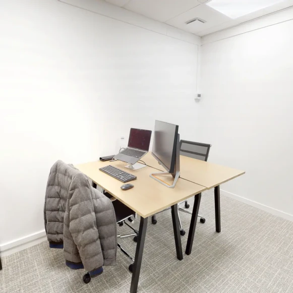 Bureau privé 6 m² 2 postes Coworking Rue Royale Saint-Cloud 92210 - photo 1