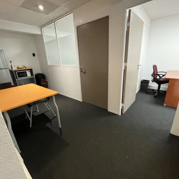 Bureau privé 12 m² 2 postes Coworking Avenue Berthelot Lyon 69008 - photo 5