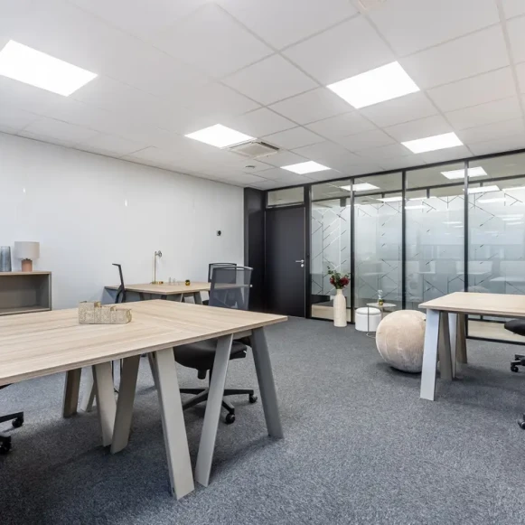 Bureau privé 33 m² 7 postes Coworking Rue Blaise Pascal Élancourt 78990 - photo 3