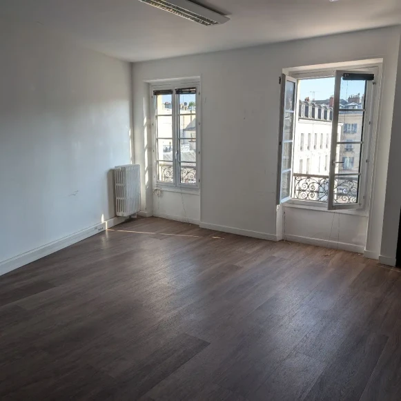 Bureau privé 14 m² 3 postes Location bureau Rue Pétigny Versailles 78000 - photo 4
