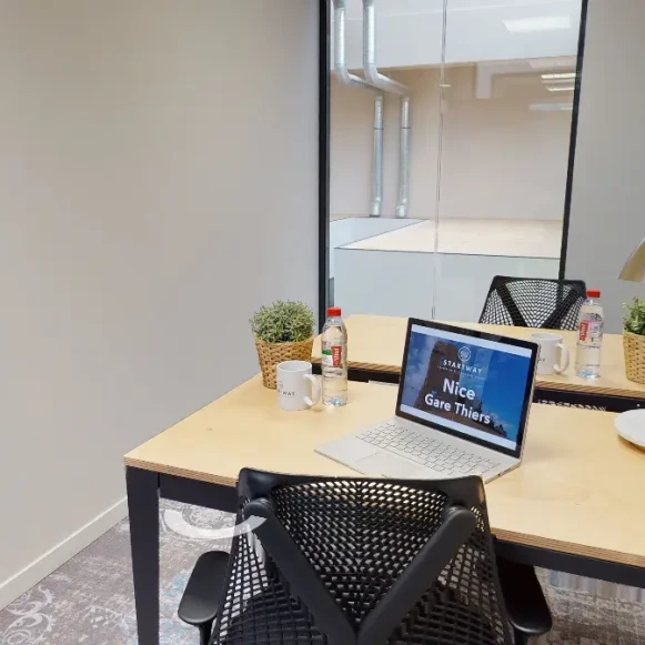 Bureau privé 9 m² 2 postes Coworking Avenue Thiers Nice 06000 - photo 1