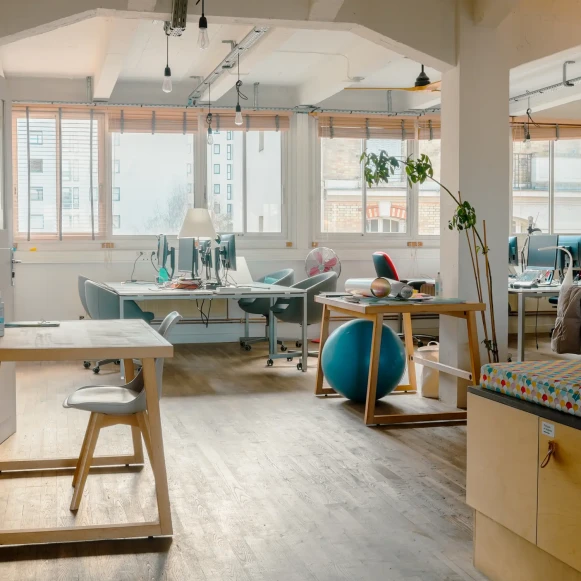 Bureau privé 16 m² 4 postes Location bureau Rue Frédérick Lemaître Paris 75020 - photo 1