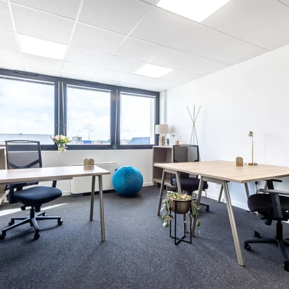 Bureau privé 15 m² 3 postes Location bureau Rue Thomas Edison Le Mans 72650 - photo 1