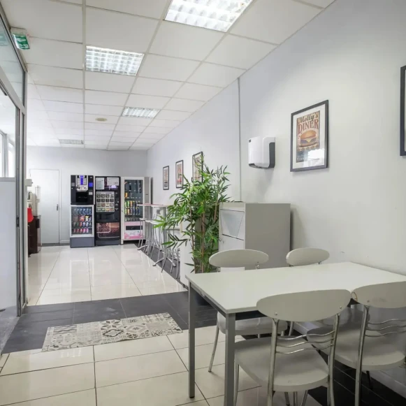 Bureau privé 12 m² 2 postes Coworking Rue Rabelais Montreuil 93100 - photo 7
