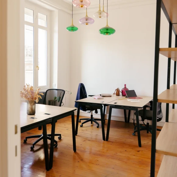 Bureau privé 21 m² 4 postes Location bureau Rue Turenne Bordeaux 33000 - photo 1