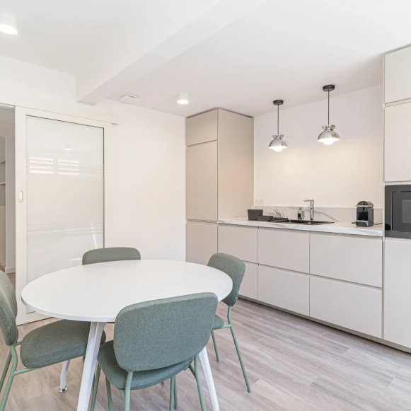 Bureau privé 15 m² 4 postes Location bureau Boulevard Carabacel Nice 06000 - photo 1
