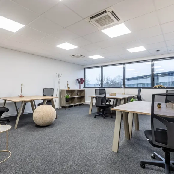 Bureau privé 33 m² 7 postes Coworking Rue Blaise Pascal Élancourt 78990 - photo 1