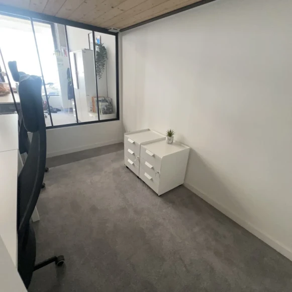 Bureau privé 10 m² 2 postes Coworking Rue Imbert-Colomès Lyon 69001 - photo 3