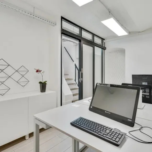 Bureau privé 13 m² 3 postes Location bureau Rue Rennequin Paris 75017 - photo 1