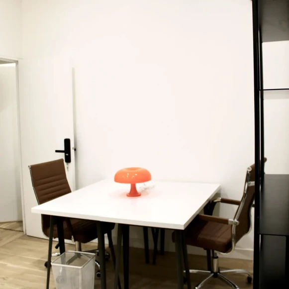 Bureau privé 20 m² 4 postes Coworking Rue Bichat Paris 75010 - photo 2