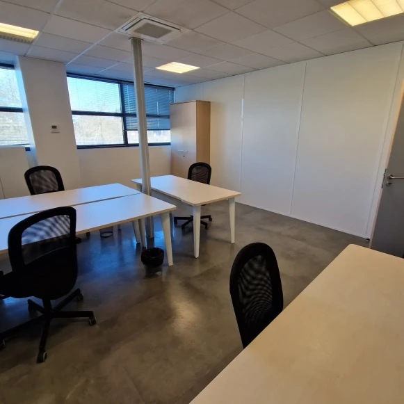 Bureau privé 35 m² 4 postes Coworking Square Benjamin Franklin Montigny-le-Bretonneux 78180 - photo 2