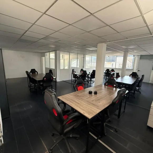Bureau privé 101 m² 20 postes Coworking Rue Rabelais Montreuil 93100 - photo 1