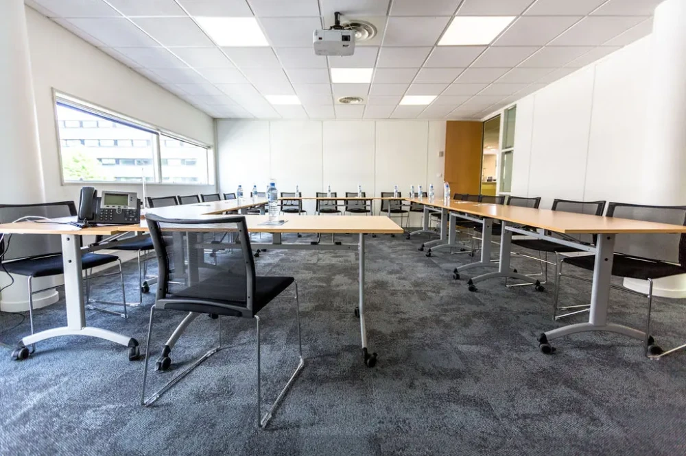 Open Space - 44000 - 5 postes - 240€