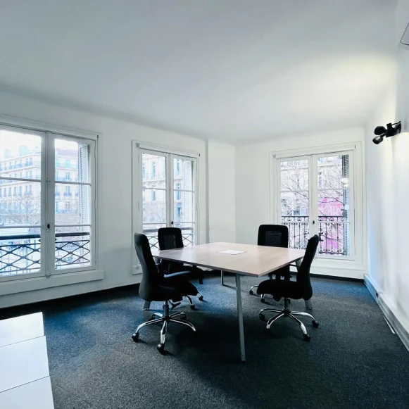 Bureau privé 18 m² 4 postes Location bureau Rue de la République Marseille 13001 - photo 1