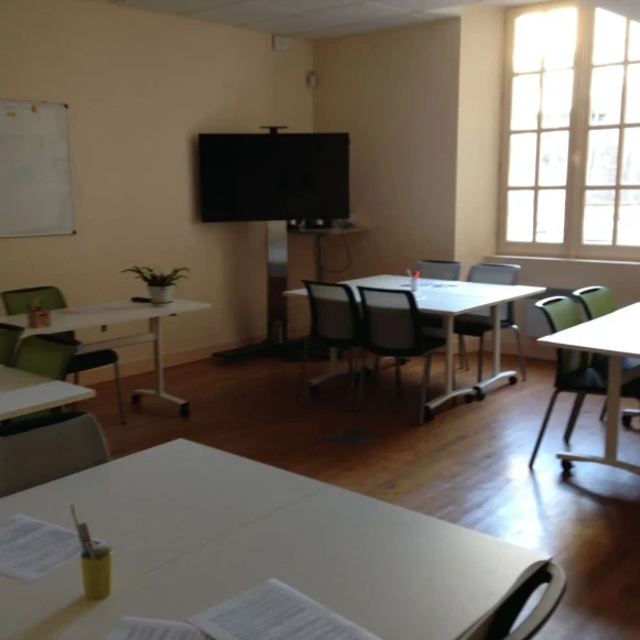 Bureau privé 32 m² 18 postes Coworking Rue Grosse Horloge Saint-Jean-d'Angély 17400 - photo 2