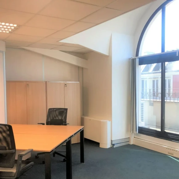 Bureau privé 23 m² 5 postes Coworking Rue des Petits Hôtels Paris 75010 - photo 2