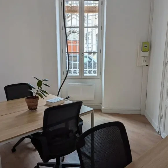 Bureau privé 14 m² 3 postes Location bureau Rue Mandron Bordeaux 33000 - photo 1