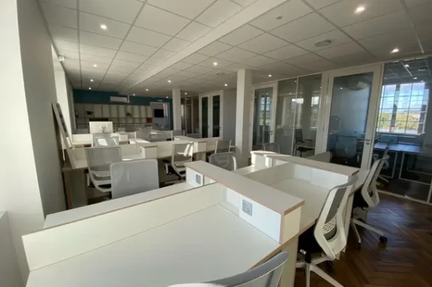 Open Space - 44500 - 24 postes - 290€