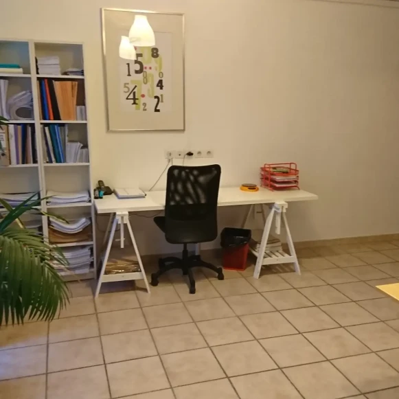 Bureau privé 13 m² 3 postes Coworking Rue des Ormeaux Vaison-la-Romaine 84110 - photo 2