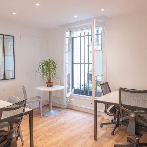 Bureau privé 11 m² 6 postes Coworking Rue Greneta Paris 75002 - photo 1