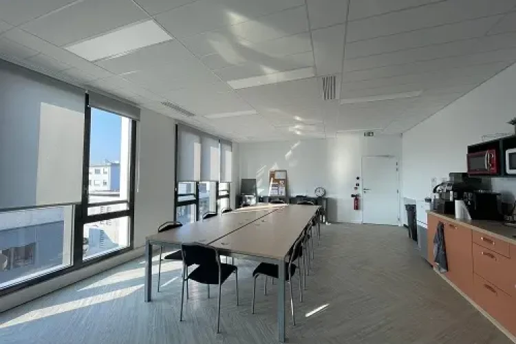 Open Space - 69009 - 4 postes - 380€