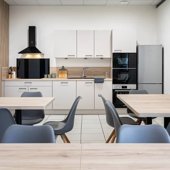 Bureau privé 16 m² 3 postes Coworking Rue des Frères Lumière Chassieu 69680 - photo 6